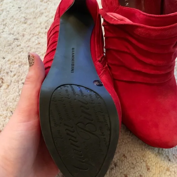 Red Rouched Ruffle Heels - Picture 5 of 8